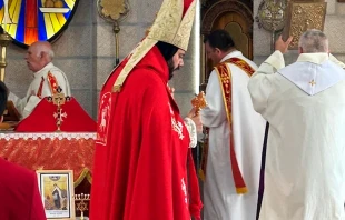 El Obispo Yaacoub Camil Afram Antoine preside el 8 de agosto de 2025 la Misa de lanzamiento de la Asociación de Católicos Hebreos en la iglesia siríaca de Santo Tomás en Jerusalén. Crédito: Yarden Zelivansky