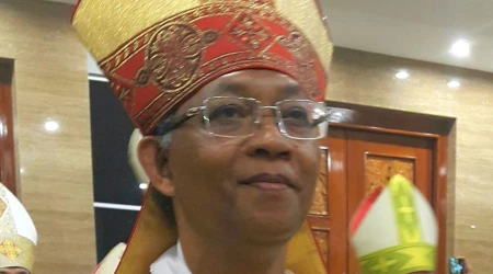 el obispo franciscano renunció a recibir la birreta cardenalicia.