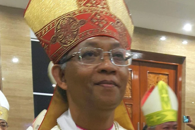 el obispo franciscano renunció a recibir la birreta cardenalicia.