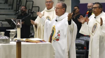 El obispo auxiliar de San Diego, Mons. Ramón Bejarano, celebra la Misa en la escuela San Agustín el 5 de diciembre de 2021 en honor a Nuestra Señora de Guadalupe.