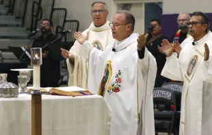 El obispo auxiliar de San Diego, Mons. Ramón Bejarano, celebra la Misa en la escuela San Agustín el 5 de diciembre de 2021 en honor a Nuestra Señora de Guadalupe. Crédito: John Gastaldo/Diócesis Católica de San Diego