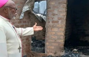 El Obispo de Gboko (Nigeria), Mons. William Avenya, visita la aldea de Yeleguata, lugar donde ocurrió una de las peores masacres cometidas en los últimos años contra cristianos en Nigeria. Crédito: Diócesis de Makurdi