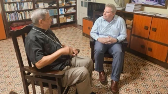 El Arzobispo de Camagüey, Mons. Wilfredo Pino, con Mike Hammer, encargado de negocios de la Embajada de Estados Unidos en Cuba.