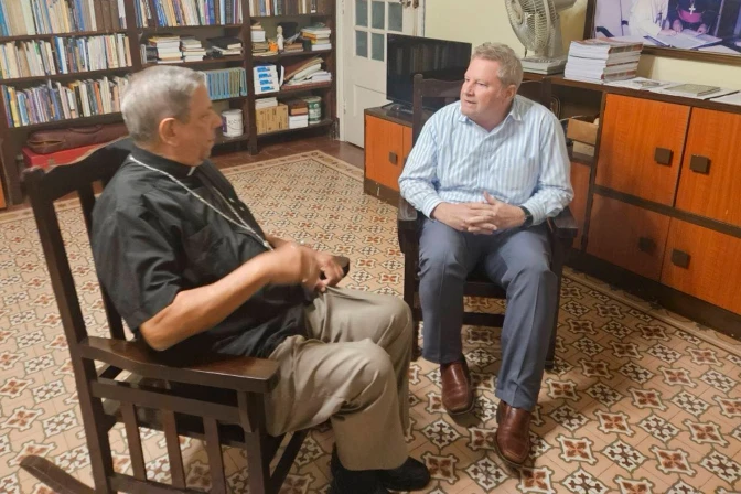 Mons. Wilfredo Pino y Mike Hammer.