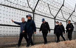 Los obispos de Corea del Sur recorrieron en abril de 2025 la alambrada que divide la península en dos países. Crédito: Conferencia Episcopal de Corea del Sur.