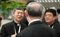 Mons. Yao Shun, Obispo de Jining, y Mons. Yang Yongqiang, Obispo de Zhouchun (derecha) en el Sínodo.