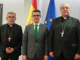 Líderes de la Iglesia Católica en España se reúnen con ministro de la presidencia