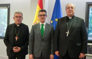 Obispos de España y ministro de la presidencia Félix Bolaños. Crédito: CEE