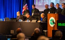 La Asamblea Plenaria de la Conferencia de Obispos Católicos de Estados Unidos comenzó el 11 de noviembre de 2025 en el Baltimore Marriott Waterfront. Primera fila, de izquierda a derecha: el P. Michael J.K. Fuller, secretario general; el arzobispo Timothy P. Broglio, presidente, y el arzobispo William E. Lori, vicepresidente.