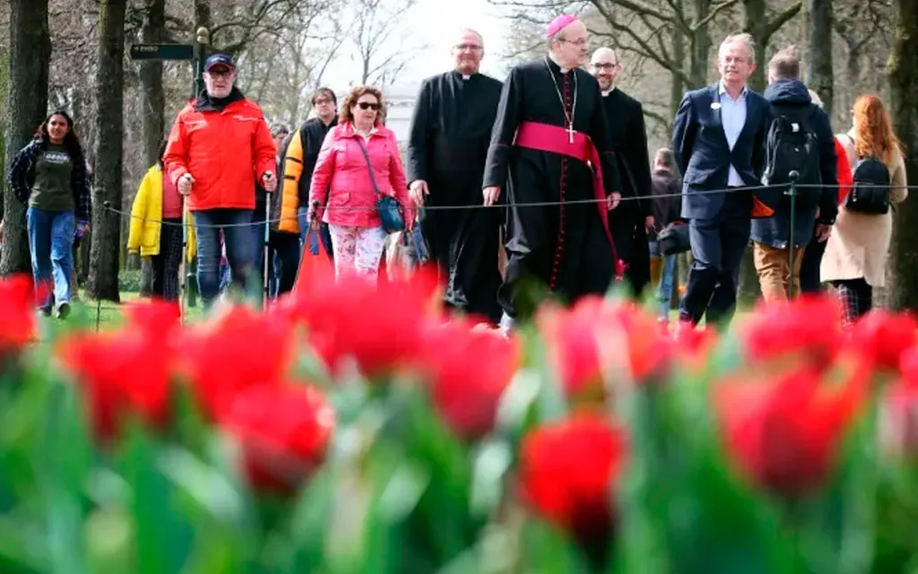 El obispo Hans van den Hende camina por el parque Keukenhof en Lisse, Países Bajos, el 12 de abril de 2022.?w=200&h=150