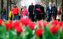 El obispo Hans van den Hende camina por el parque Keukenhof en Lisse, Países Bajos, el 12 de abril de 2022.