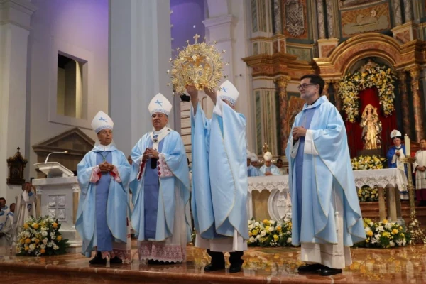 Obispo muestra la corona que se colocó a la Patrona de Panamá. Crédito: Archidiócesis de Sevilla.