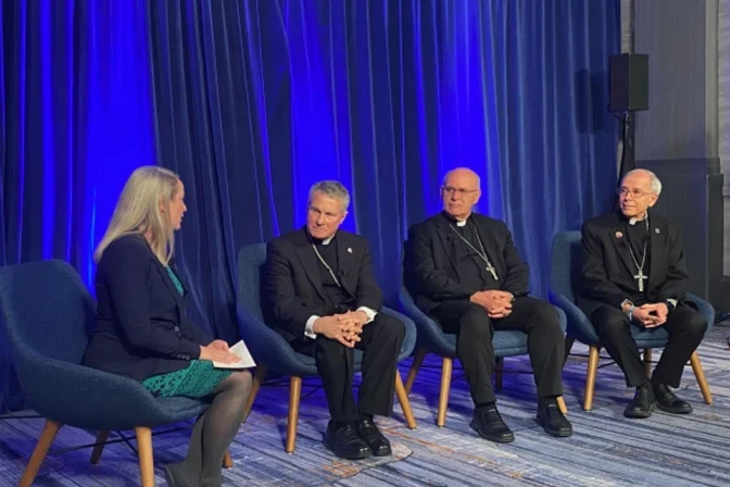 Maura Moser (izquierda), directora de la Campaña de Comunicaciones Católicas, modera un debate sobre inmigración con varios obispos de Estados Unidos en Baltimore.