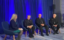 Maura Moser (izquierda), directora de la Campaña de Comunicaciones Católicas, modera un debate sobre inmigración con varios obispos de Estados Unidos en noviembre de 2025 en Baltimore.