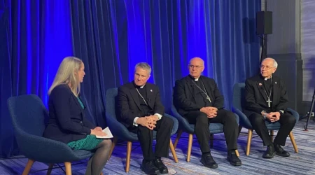 Maura Moser (izquierda), directora de la Campaña de Comunicaciones Católicas, modera un debate sobre inmigración con varios obispos de Estados Unidos en Baltimore.