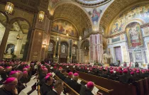 El Papa Francisco se reúne con los obispos de Estados Unidos en la Catedral de San Mateo el 23 de septiembre de 2015.