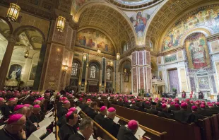 El Papa Francisco se reúne con los obispos de Estados Unidos en la Catedral de San Mateo el 23 de septiembre de 2015. Crédito: Vatican News