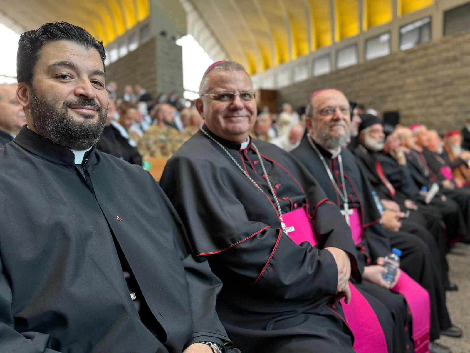 Obispos reciben al Papa León XIV en el Santuario de Nuestra Señora del Líbano. Crédito: Magdalena Wolinska-Reidi - EWTN News.