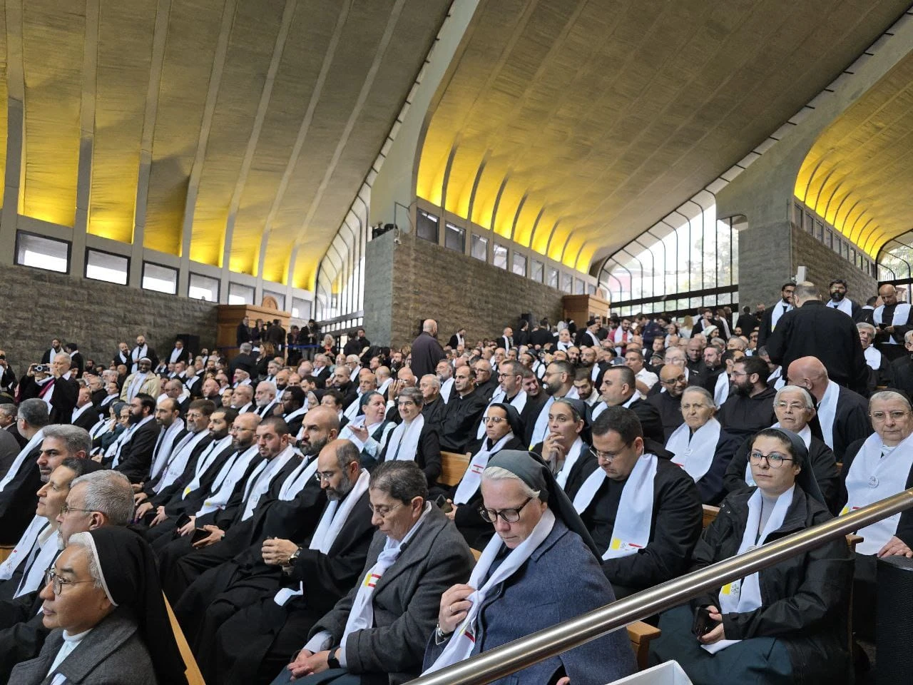 Obispos, sacerdotes, religiosos y agentes pastorales laicos esperan al Papa León XIV en el Santuario de Nuestra Señora del Líbano, en Harissa, el 1 de diciembre de 2025. | Crédito: AIGAV