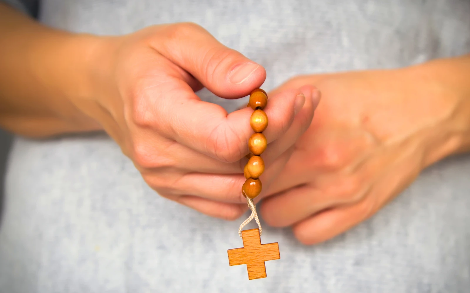 Imagen referencial de una persona rezando.?w=200&h=150