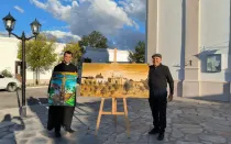 Roberto Cignetti junto a sus obras y el sacerdote del Santuario de Renca
