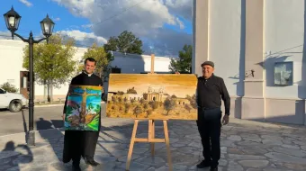 Roberto Cignetti junto a sus obras y el sacerdote del Santuario de Renca