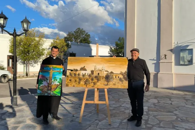 Roberto Cignetti junto a sus obras y el sacerdote del Santuario