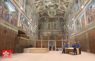 Obras en la Capilla Sixtina a pocos días del cónclave que elegirá al sucesor del Papa Francisco. Crédito: Vatican Media / Captura de video.