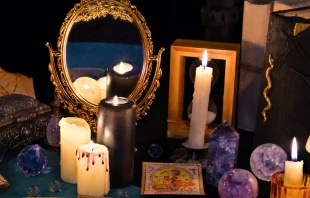 Imagen referencial sobre prácticas del New Age. Crédito: Vera Petruk / Canva