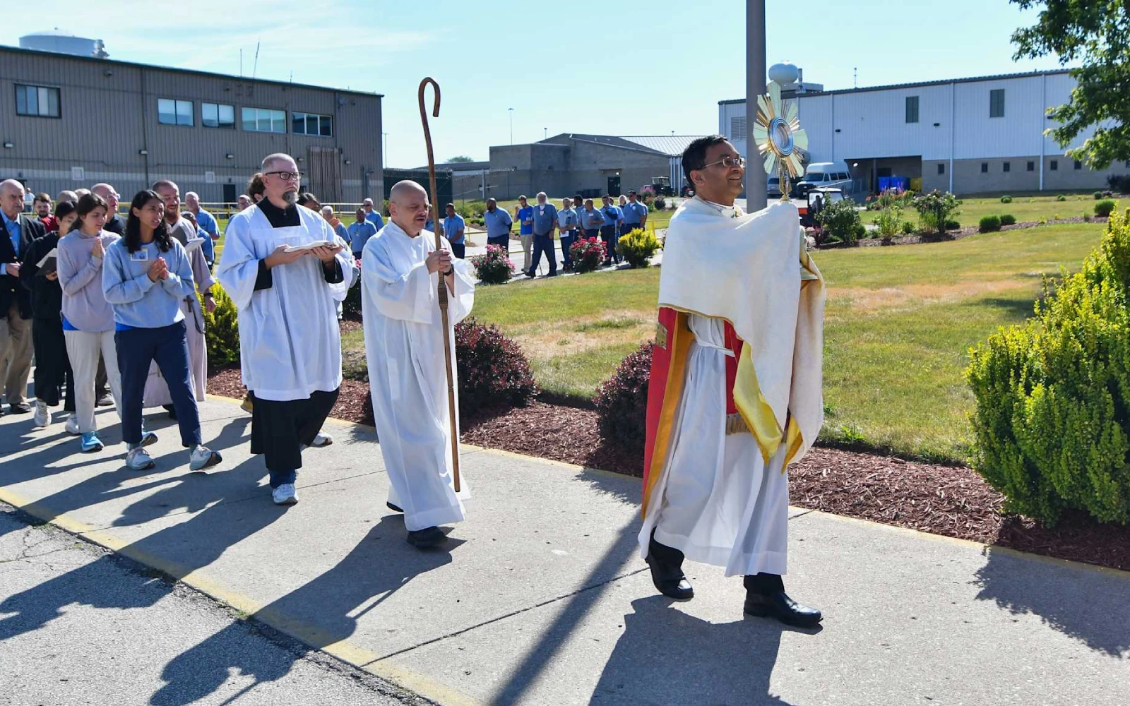 El Obispo Earl Fernandes de Columbus, Ohio, lleva el Santísimo Sacramento durante una procesión en la Institución Correccional Pickaway el 28 de junio de 2024, en una de las paradas de la Ruta Seton de la Peregrinación Eucarística Nacional.?w=200&h=150