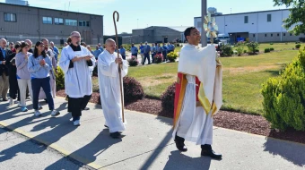 El Obispo Earl Fernandes de Columbus, Ohio, lleva el Santísimo Sacramento durante una procesión en la Institución Correccional Pickaway el 28 de junio de 2024, en una de las paradas de la Ruta Seton de la Peregrinación Eucarística Nacional.