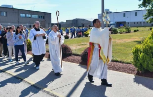 El Obispo Earl Fernandes de Columbus, Ohio, lleva el Santísimo Sacramento durante una procesión en la Institución Correccional Pickaway el 28 de junio de 2024, en una de las paradas de la Ruta Seton de la Peregrinación Eucarística Nacional. Crédito: Catholic Times/Ken Snow