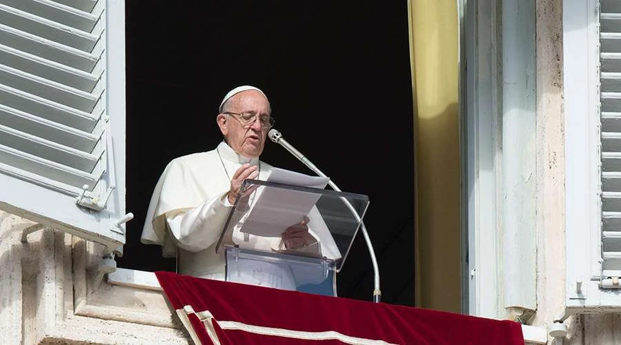 El Papa Francisco en el rezo del Ángelus. Foto: Vatican Media?w=200&h=150