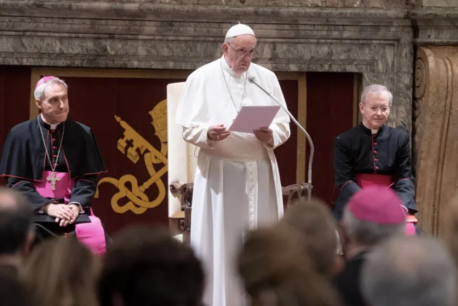 El Papa Francisco pide reflexionar en el rol de la mujer en la Iglesia 