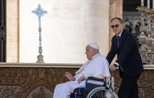 El Papa Francisco llegó en silla de ruedas a la plaza de San Pedro Crédito: Daniel Ibañez/ EWTN News