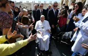 El Papa Francisco, en una de sus apariciones sorpresa en la plaza de San Pedro Crédito: Vatican Media