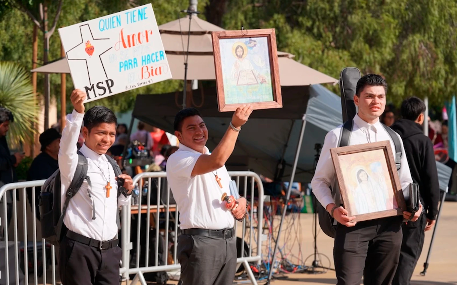 Participantes de One Life LA el 24 de enero de 2026 sostienen carteles que dicen: "Quien tiene amor no se mide para hacer el bien".?w=200&h=150