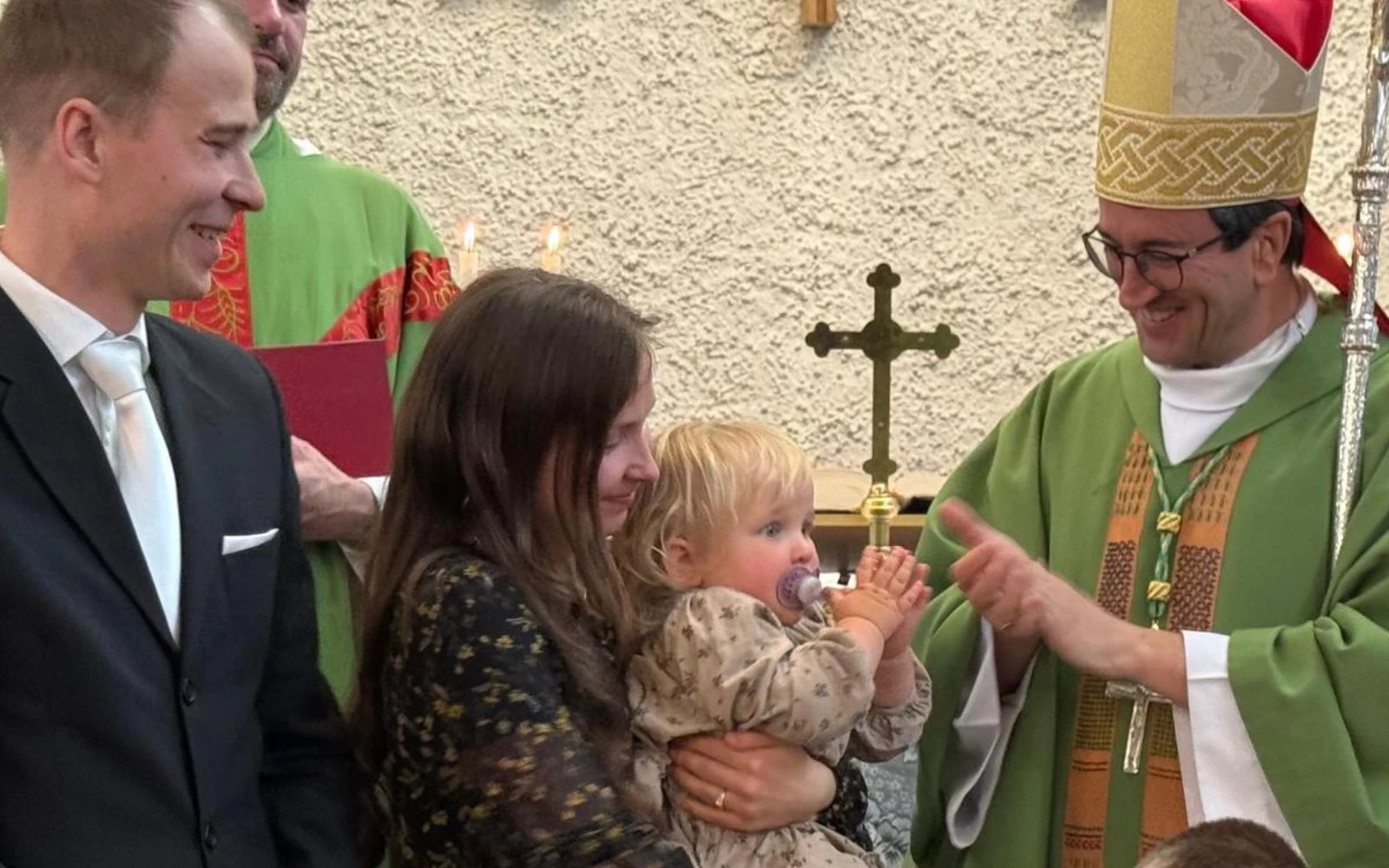 El Obispo Raimo Goyarrola junto a una familia en Helsinki?w=200&h=150