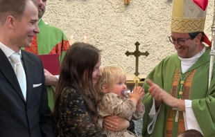 El Obispo Raimo Goyarrola junto a una familia en Helsinki Crédito: Cortesía de Mons. Raimo Goyarrola