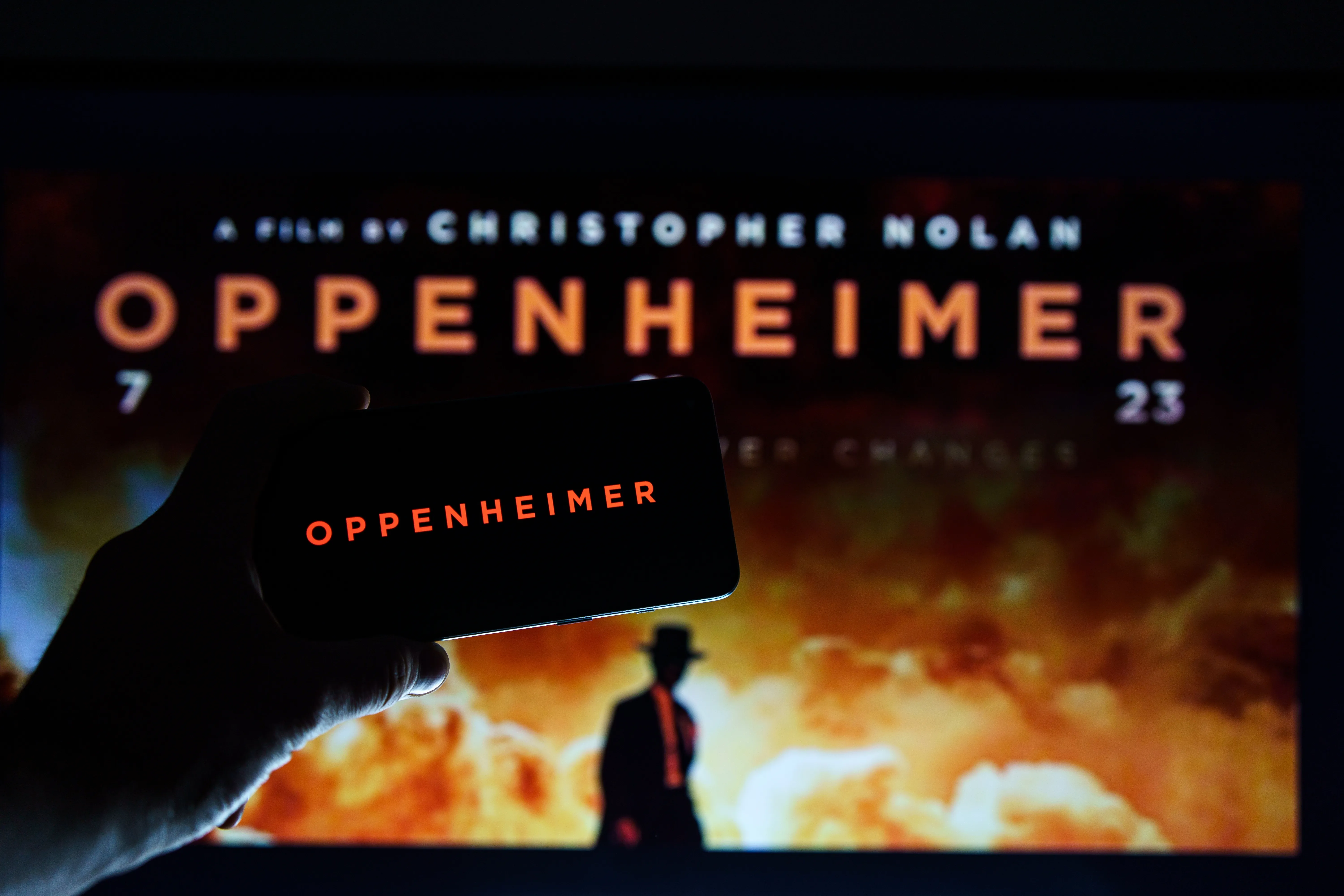 Logo de la película Oppenheimer y afiche en una pantalla.?w=200&h=150