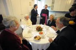 El Papa comparte el té con dos ancianas (foto POOL Vaticano)?w=200&h=150