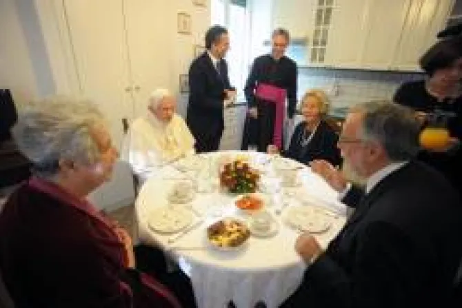 FOTO: El Papa toma el té con dos ancianas