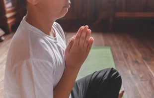 Imagen referencial de una persona orando. Crédito: Narong Khueankaew