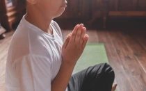 Imagen referencial de una persona orando.