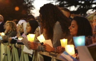 Foto referencial de un grupo de fieles rezando. Crédito: Alexey Gotovskyi / EWTN Vatican
