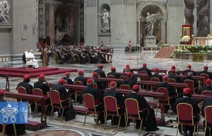 El Papa Francisco y los asistentes al momento de oración por la paz este viernes en la Basílica de San Pedro. Crédito: Captura Youtube Vatican News