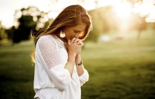 Una joven reza. Crédito:Unsplash