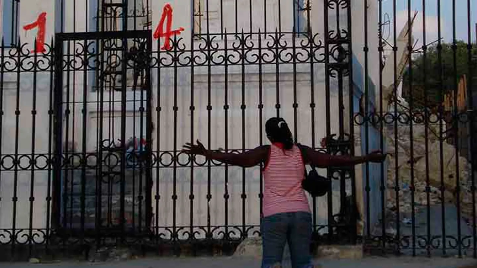 Una mujer haitiana arrodillada en oración frente a la Catedral de Puerto Príncipe, capital del país.?w=200&h=150