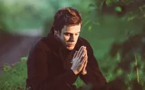 Imagen referencial de un hombre rezando.