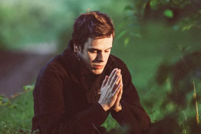 Imagen referencial de un hombre rezando.